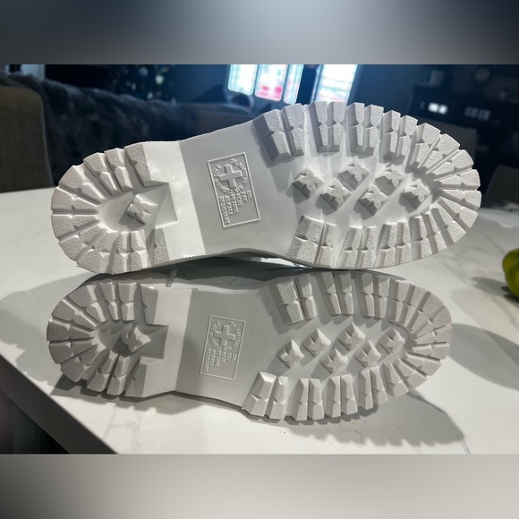 COPY - All white Doc Martens BNWT size 8 - Picture 6 of 6